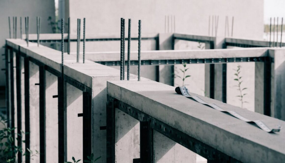 Betonschalung mit Maßband für die Bodenplatte – Beton berechnen