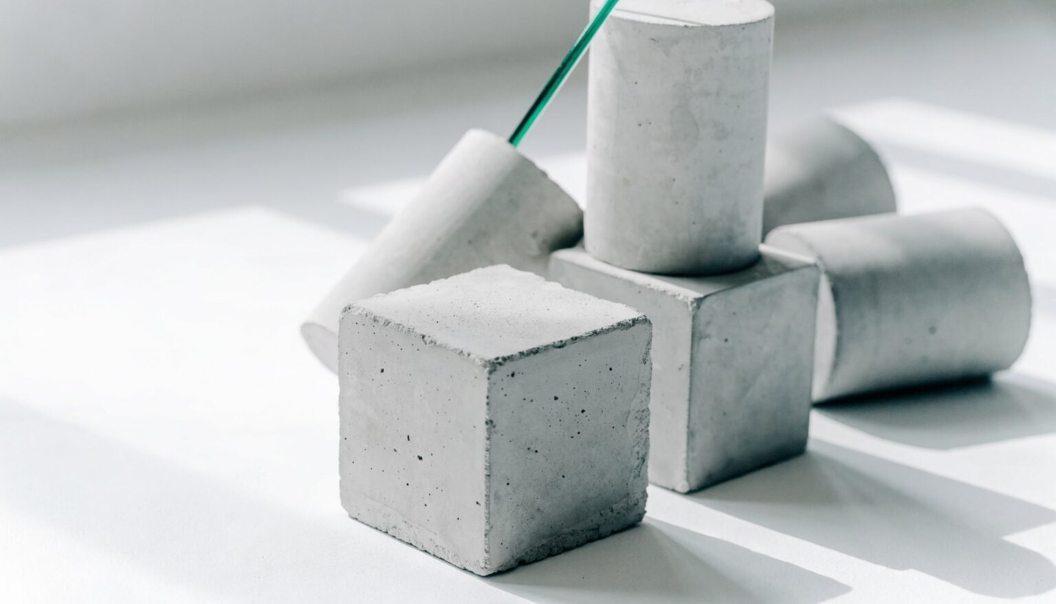 Beton-Prüfwürfel auf hellem Grund – Betonsorten und Festigkeitsklassen