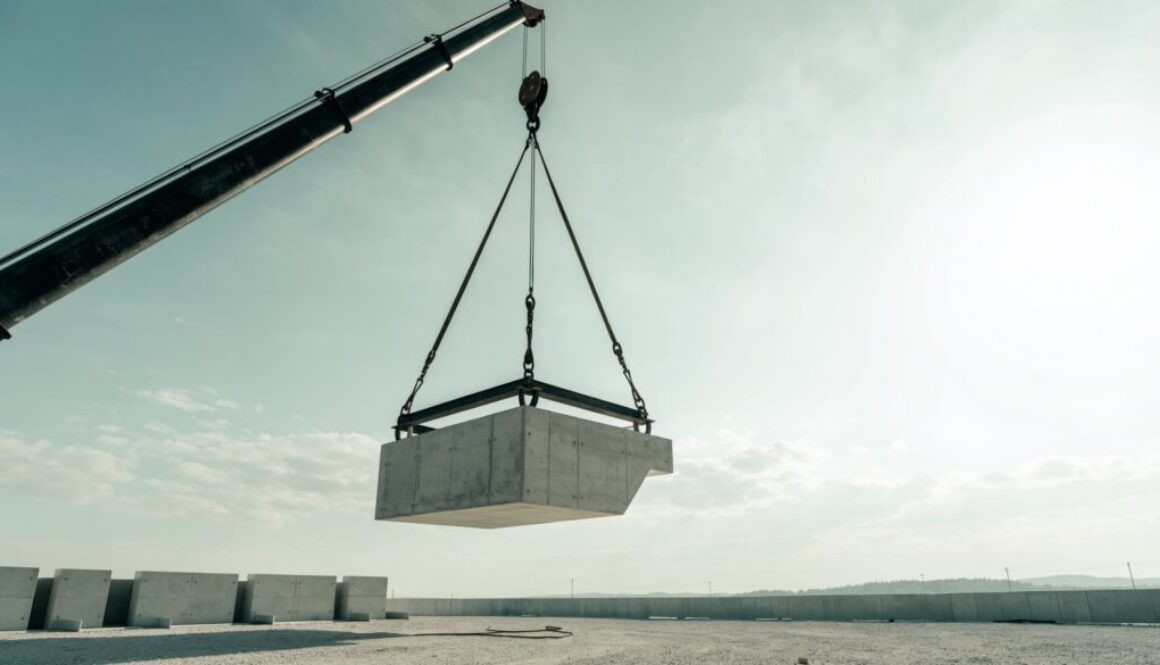 Betonfertigteil wird mit dem Kran versetzt – Betonfertigteile versetzen