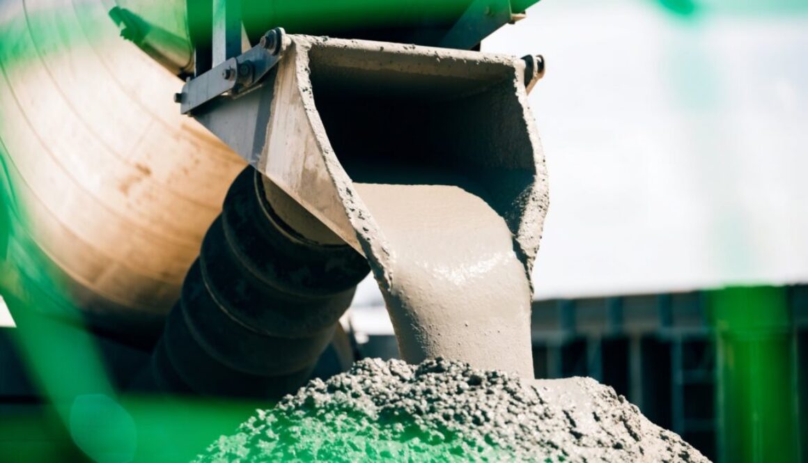Fahrmischer liefert frischen Beton auf einer Baustelle – Gewicht und Transport eines Kubikmeters Beton
