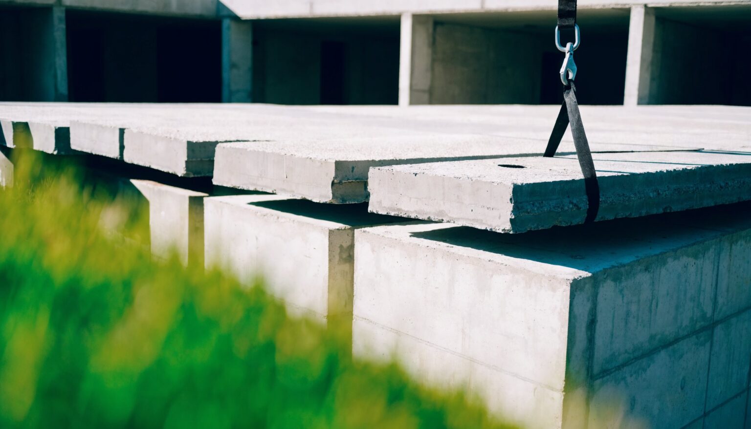 Betonfertigteil-Deckensystem mit Hohldielen auf der Baustelle