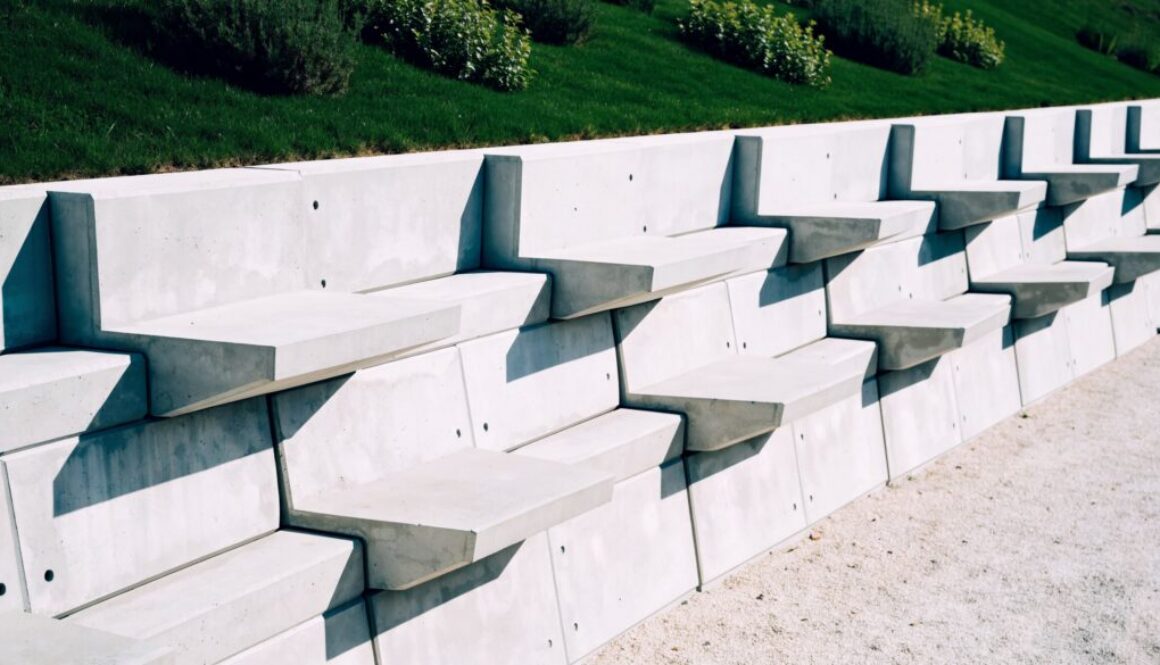 Stützmauer aus Betonfertigteilen mit L-Steinen und Winkelstützen