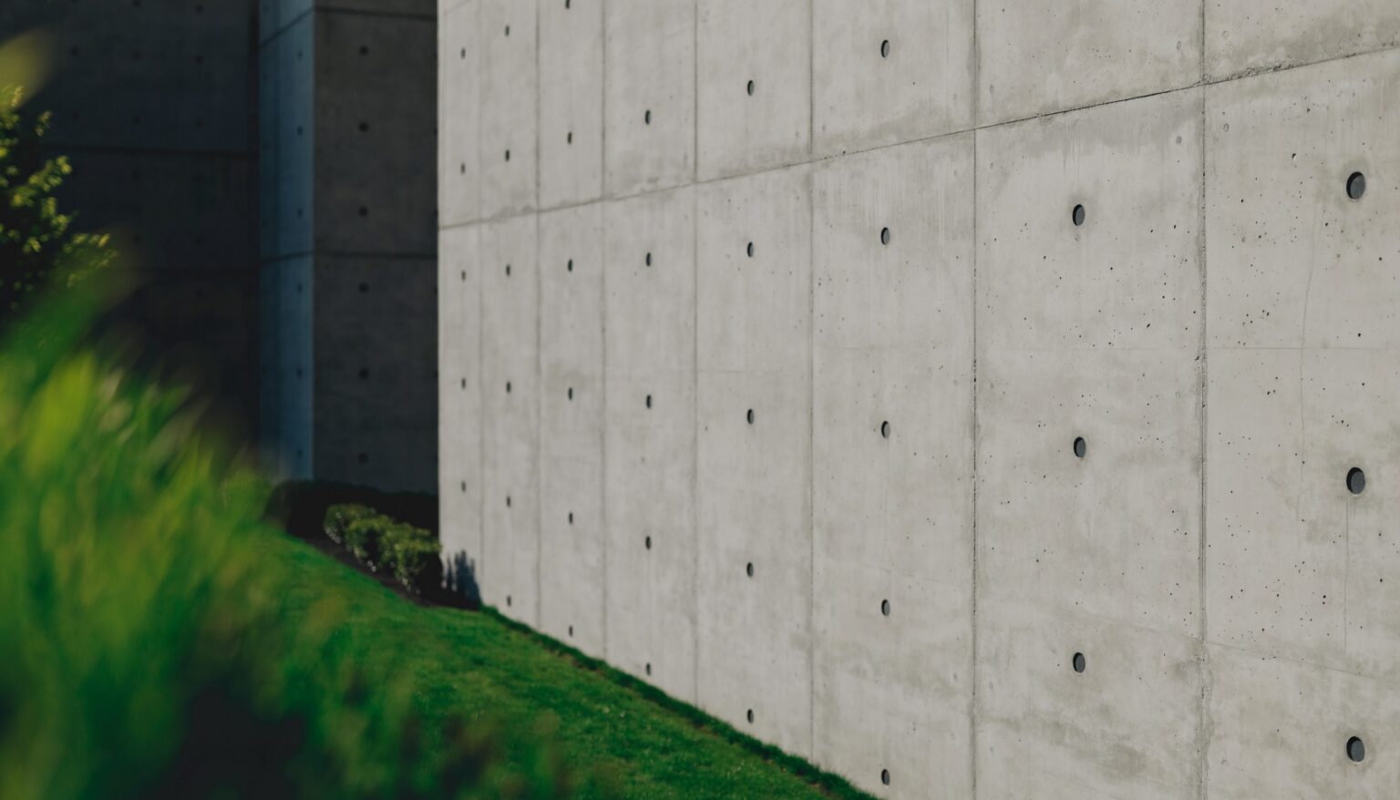 Sichtbeton-Wand mit sichtbarem Schalungsbild, Schalungsstößen und Ankerlöchern